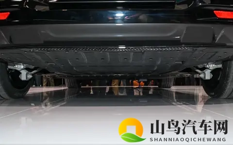 旗舰配置下放!零跑Lafa5预售,8295芯片+19寸轮圈,仅1058万起-3