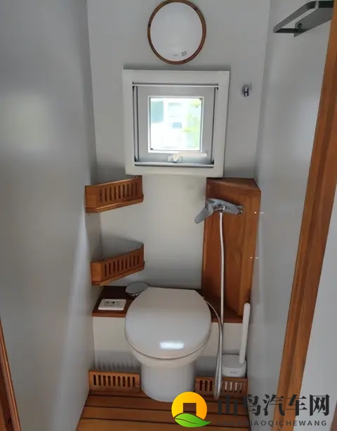 前面越野车,侧面小货车:这台奔驰‘四不像’,凭啥敢卖一百万?-1