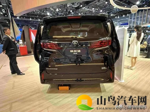 丰田埃尔法卖140万，轮椅能自己上下车，这车真要改行了-1