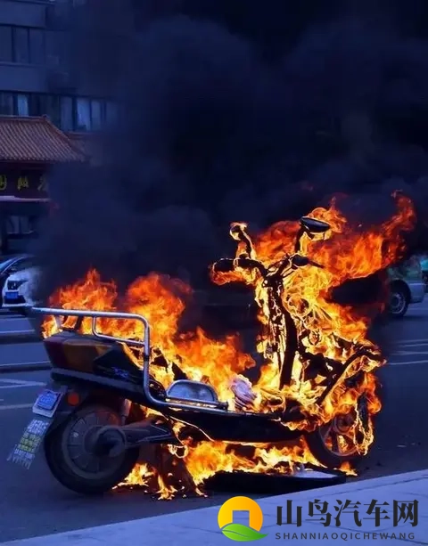 电动车挡风被被禁用,冬天骑车族想出御寒新招,网友看后惊呼聪明-1