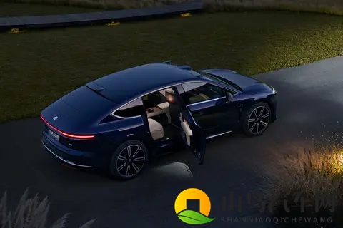 5 米 3 车长，头等舱后排 + 三重降噪，蔚来ET9让行政豪车好开又舒服-3