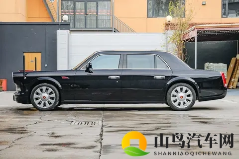 700 万级自主旗舰：红旗国礼 VS 劳斯莱斯谁更值-1