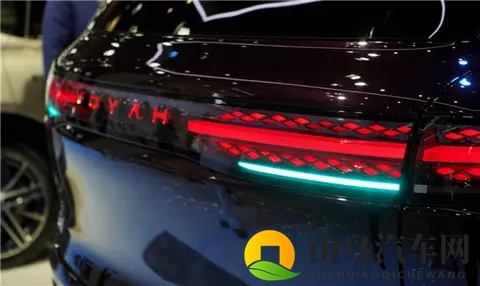 国产豪华旗舰SUV新王炸！岚图旗舰泰山亮相郑州国际车展-3