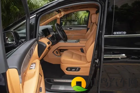 全家出游选 MPV，车长多少才够用？魏牌高山7 ，细节藏着小心思？-1