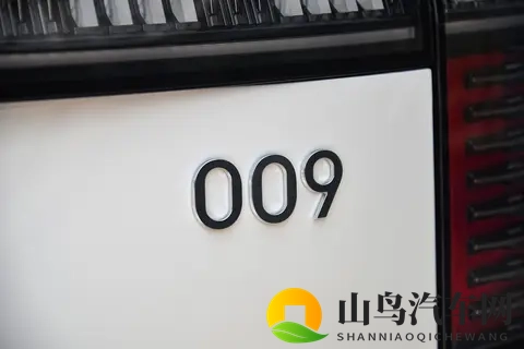 极氪009：豪华MPV的优选方案，十一月限时购车权益更实惠-3