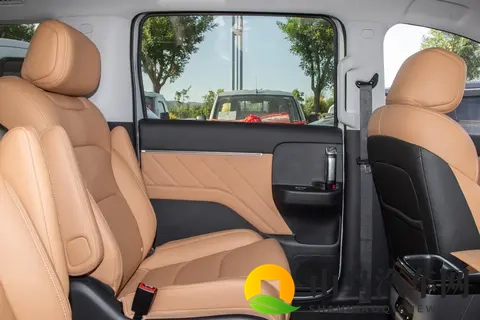 768 万起售，五菱星光730 PHEV，好开又好坐的“真”全能舒享大7座-2