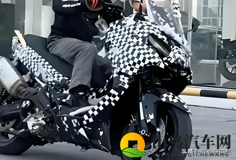 升仕550G杀疯了！5万级踏板竟配TCS+20L油箱，进口车慌了？-2