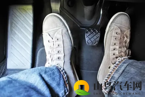 我开车3年后,才知道刹车前先踩死离合后刹车是大忌,都是经验!-2