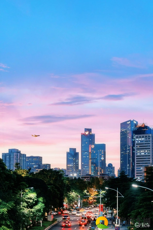 惩罚校花扒开 打屁股：校花受罚场面尴尬，被扒衣打屁股-1