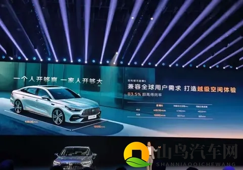 吉利掀桌！688万B级电混轿车配146寸大屏，一箱油跑1700公里-1