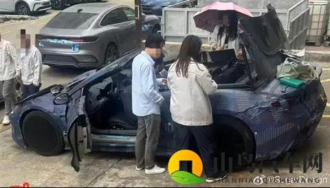 比亚迪再发个性化跑车!双门软顶版敞篷版腾势Z实车首曝-2