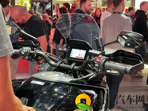 米兰车展丨HONDA CB1000GT 发布，会和自家NT1100冲突？-1