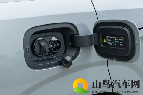 腾势N8L DM试驾：3198万元起售，能装下三代人欢乐的大六座SUV-3