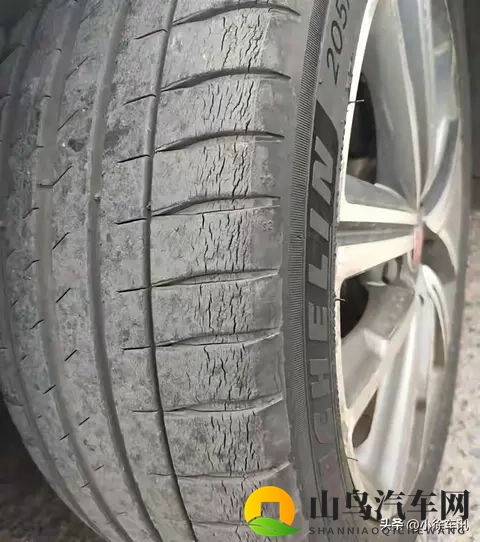 司机注意了，轮胎用5年花纹还挺深，要更换吗？不注意可能出大事-1