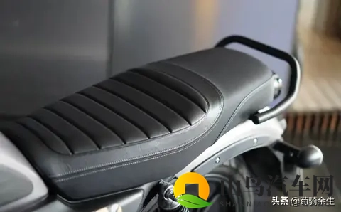 通勤溜车实测！豪爵DN150油耗189L，复古范儿缺失成最大槽点？-3