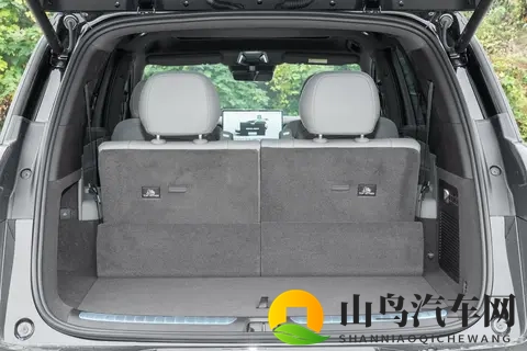 家庭出行的温馨伴侣:体验腾势N8L-1