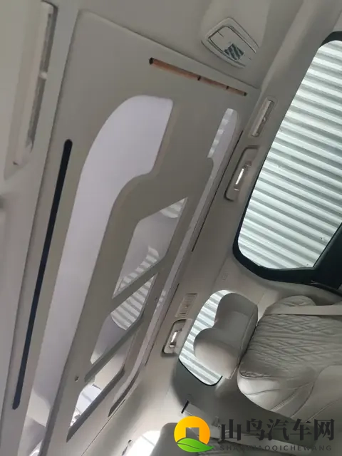 皮鞭调教校花翘臀抽打：全新SUV翘臀曲线，性能强劲，智能豪华！-3