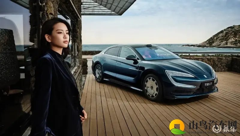 比亚迪仰望 U7 新车色“星河蓝”将于广州车展亮相-1