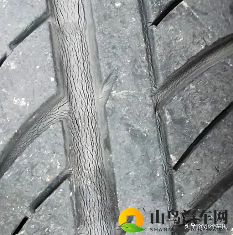 5，6年的轮胎，每年几千公里，花纹还很深，有点老化，用不用更换-1