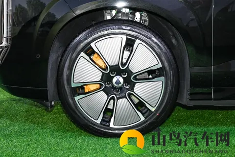 腾势N8L试驾感受：5米2车长，3排大沙发，带娃出行利器-3