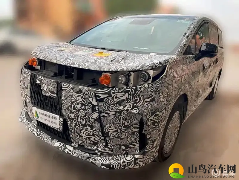 享界MPV谍照抢先看！大尺寸黑化格栅，灯组为贯穿式-1