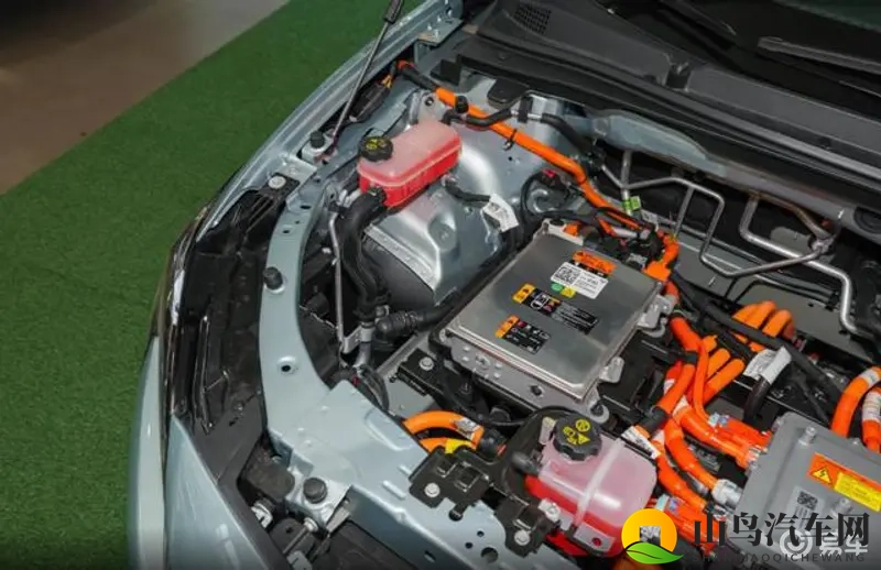 禁止18岁：年轻司机新规：18岁以下慎驾小型车，安全升级引关注-1