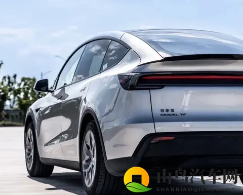 带爸妈去试特斯拉 Model Y L，说 “买 6 座车就图咱仨坐得舒服”。-2