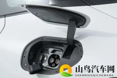 阿维塔06不玩虚的：华为ADS 4，再配上空气悬架，20万级还有对手？-1