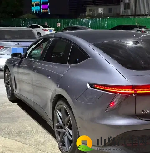 “开10万公里就回本了”？突然火了！年轻人捡漏倒闭车企“烂尾车”，有人半价买哪吒，有人12万元抄底高合-1