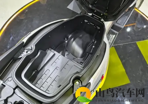 无极龙骨式踏板SR125 GTS米兰展亮相,水冷四气门+满配+十足战斗感-3