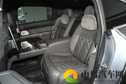 传统豪华车 “慌了”？蔚来 ET9 带着 “移动行政舱” 身份来踢馆！-1