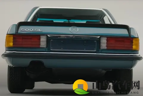 92岁老人收藏的1982年全新奔驰500SL-1