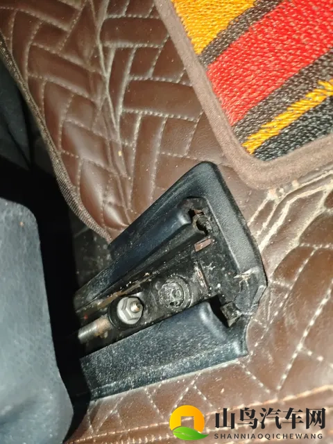 伽罗太华翻白眼流眼泪咬铁球图片：《卡通角色太华表情夸张画面：翻眼流泪咬铁球》-2