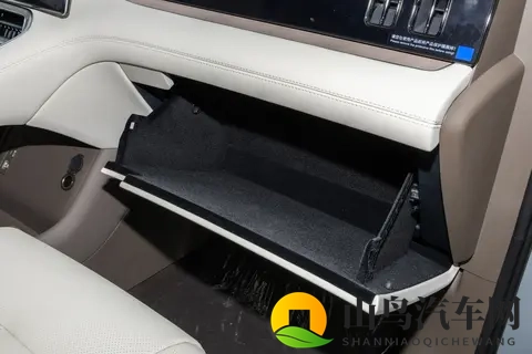 拒绝“凑合”！腾势N8L：带 N9 同款黑科技，家庭用户会买账？-1