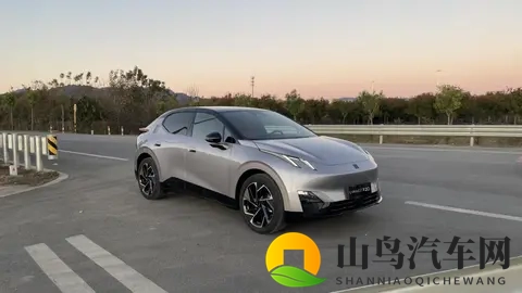 讨论度高的纯电精致SUV,银色的领克Z20难断原厂或改装-3