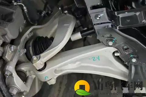 一撞就断！为何新能源车用粗壮的铝合金悬挂，却经常断轴崴脚？-3