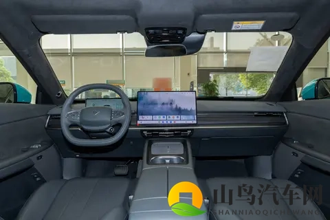 东风奕派 eπ007 + ：15 万级轿跑的 全能选手，真能当 “小米平替”？-3