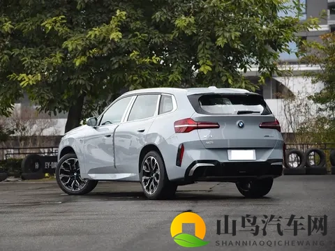 宝马这款中型SUV不足40万,轴距看齐X5配曜夜运动套件,搭载20T-2