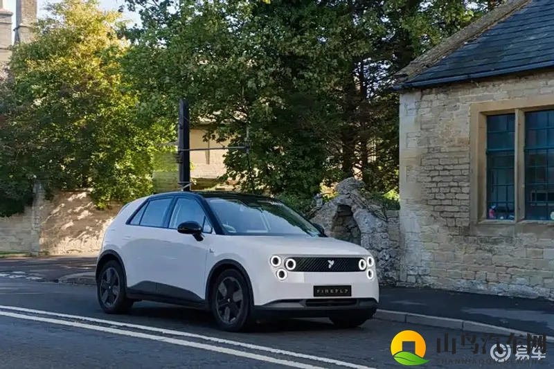 萤火虫右舵版量产车曝光：首批发新加坡，2026年多国上市-1