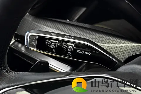 凯迪拉克XT5车机实测：33寸巨屏 + 8155芯片，比手机还好用？-3