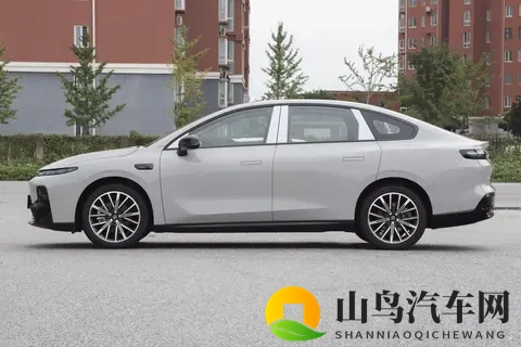 10万级纯电轿车新选择，续航430km+轴距2735mm，零跑B01来了-3