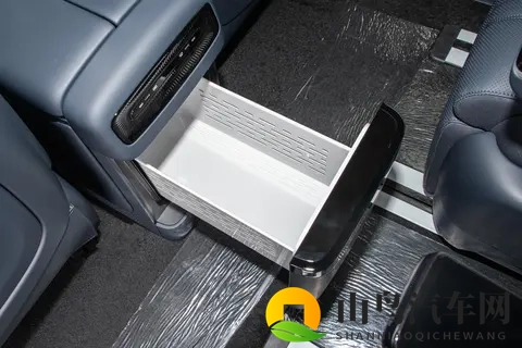 26款岚图梦想家试驾：家庭7座MPV的实用之选-1