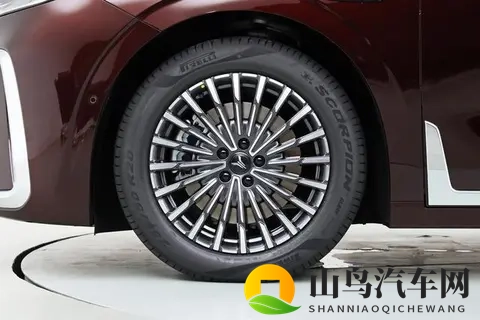 岚图疯了！后排装50寸巨幕，这四座“头等舱”MPV要卷死谁？-1