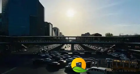 2025的二手车市场，像坐过山车似的颠来倒去-2