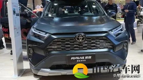 贴心设计！实拍进博会RAV4荣放福祉车，座椅竟能旋转伸出-1