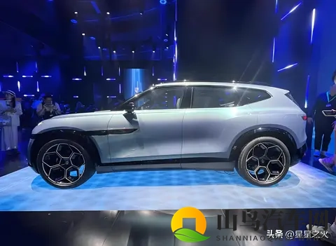 男生和女生一起擦擦擦:情侣朋友联手洗车,汽车清洁新潮流来袭-2