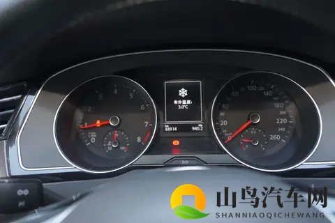 在公厕被黑人灌满jing液：黑人公厕恶行，男子惨遭灌液侵犯-3