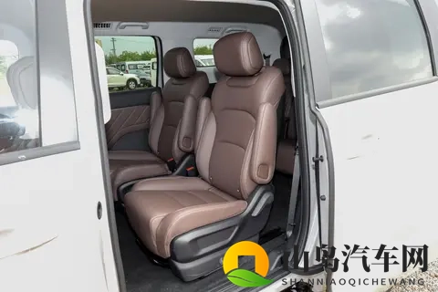 终于等到!10万级MPV再也不用“硬邦邦”,五菱星光730来了-1