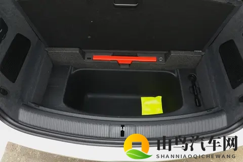 大三排SUV横评！乐道L90和领克900谁才是大家庭的优解？-1