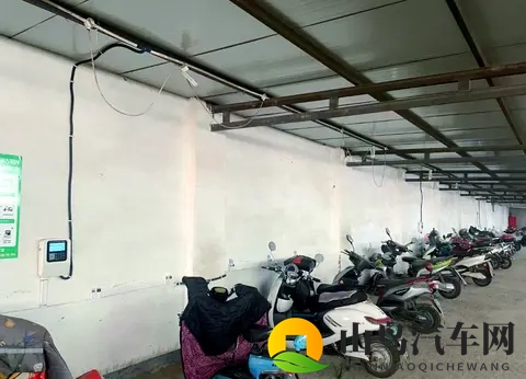 女校花趴老师腿间打嫩嫩的屁股：青春校花课堂间，轻拍师腿感受柔美-2